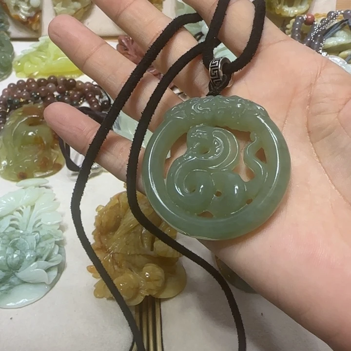 蛇纹石玉吊坠未镶嵌