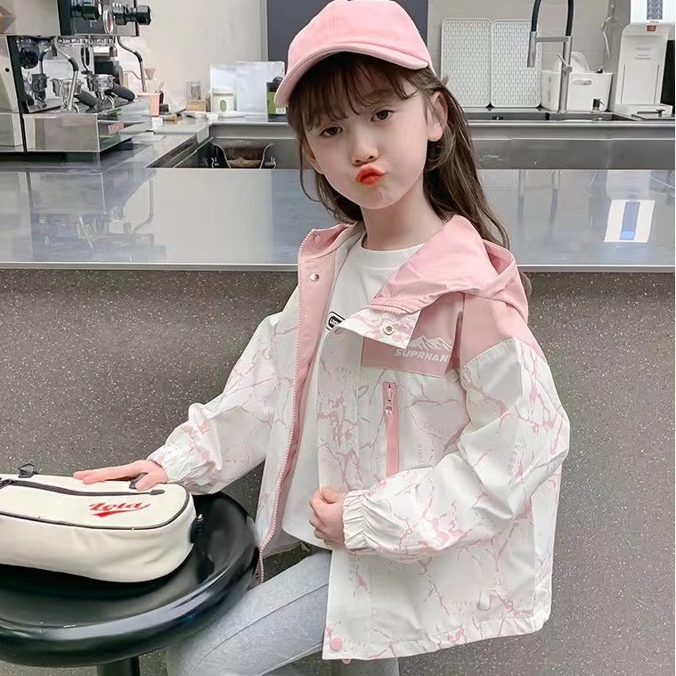 女童冲锋衣外套秋装2024新款洋气儿童春秋款小女孩运动连帽上衣潮