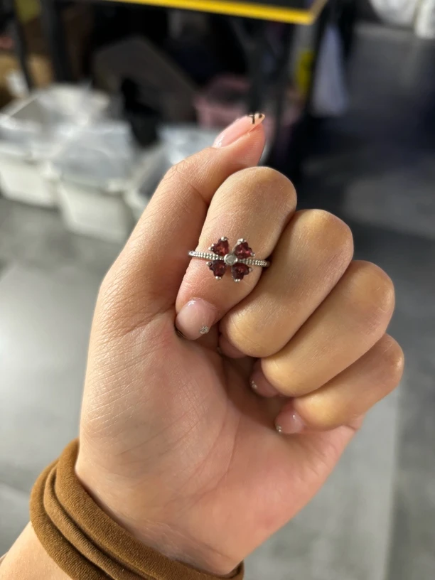 天然石榴石戒指一个