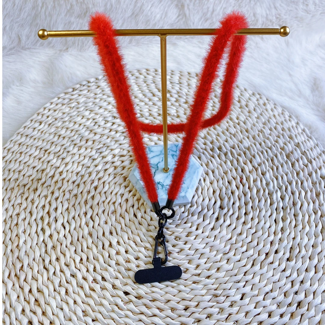 2024年新品上架创意水貂毛保暖超软防丢手机挂绳挂脖绳女款通用