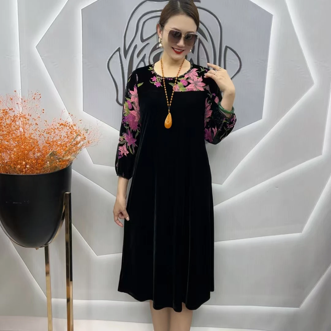 【秋冬推荐】时尚高端圆领烧花显瘦连衣裙 973