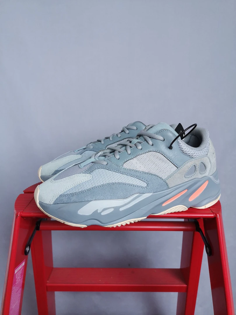 Yeezy700惯性45码原盒 JJ2522 鞋