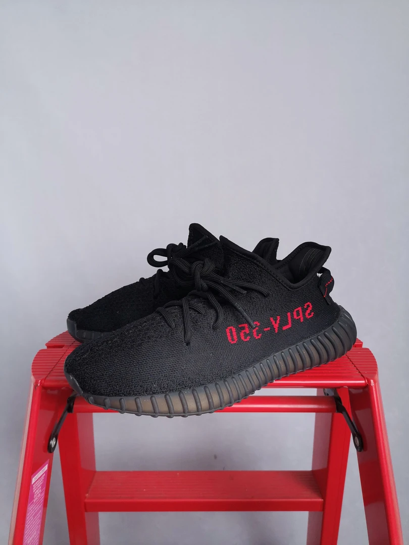 Yeezy350黑红字41码  成色还可以 II1122