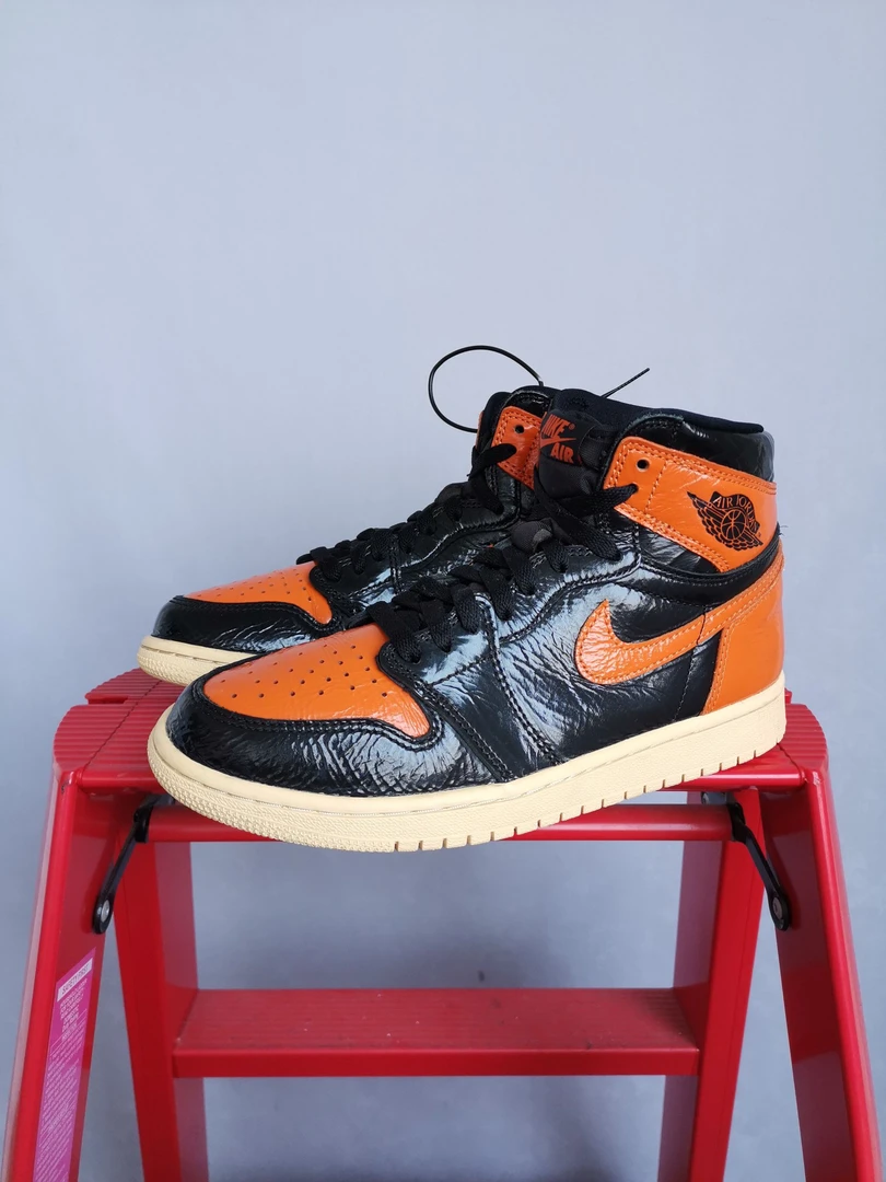 Aj1猪油扣碎40.5码原盒  鞋底轻微磨损 正常穿着痕迹 JJ2302 鞋