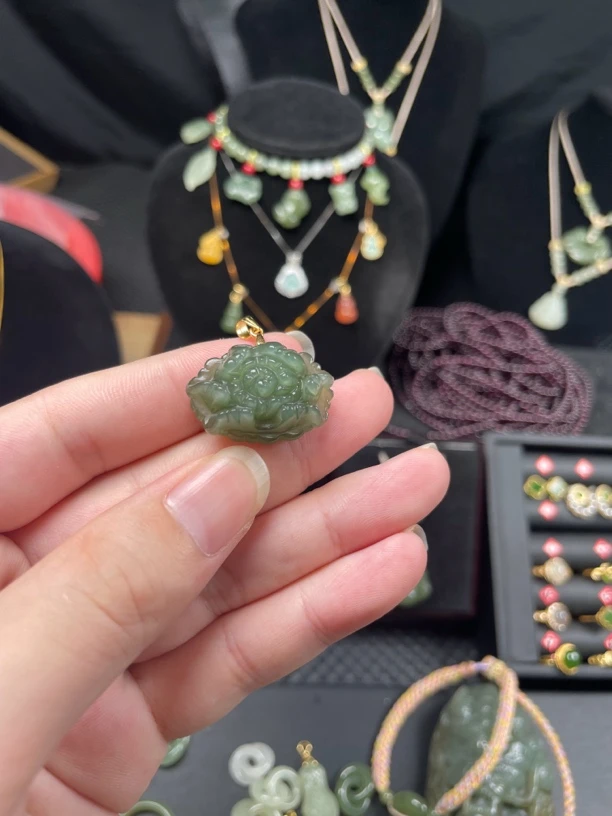 天然和田玉牡丹花吊坠卡25时尚精美珠宝