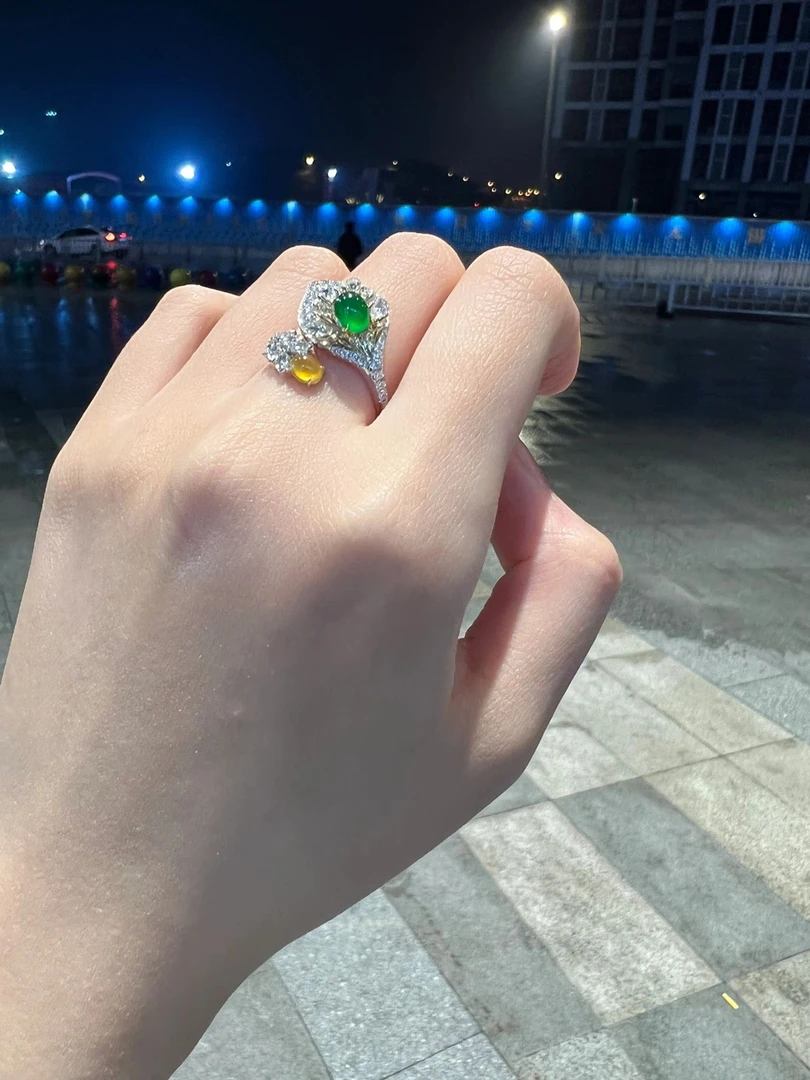 轻奢款精致镶嵌翡翠戒指黄翡与绿翠的碰撞时尚气质镶嵌绿色满钻
