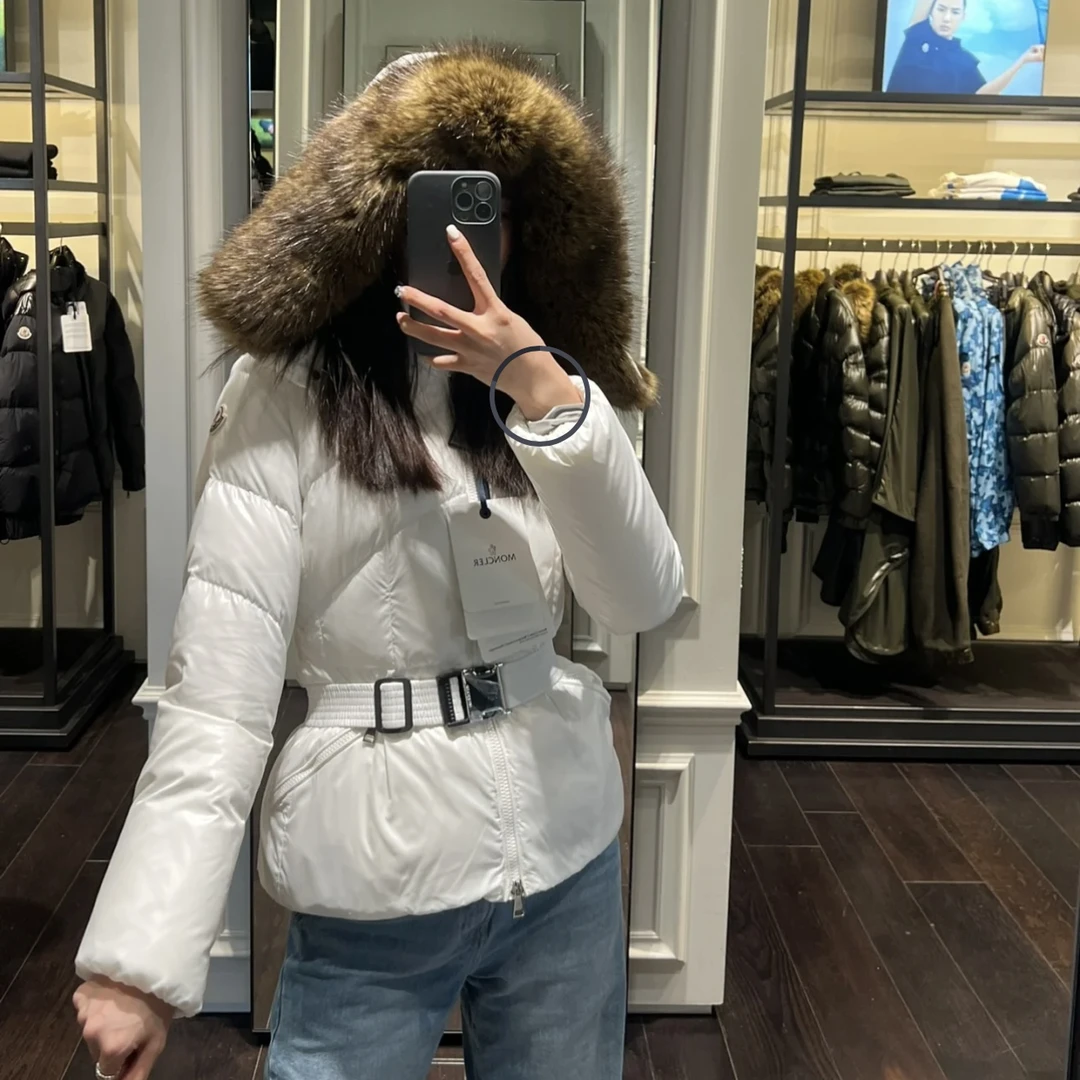 全新未使用 MONCLER Laitue 短款收腰腰带连帽毛领羽绒服