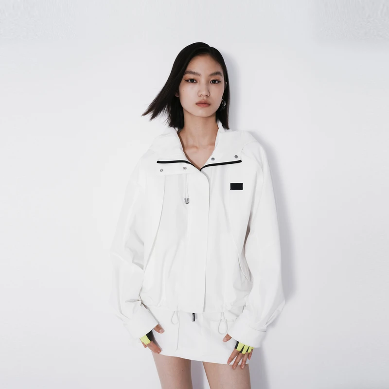 REVAN芮范秋新品清爽运动风白色短外套RM70105278