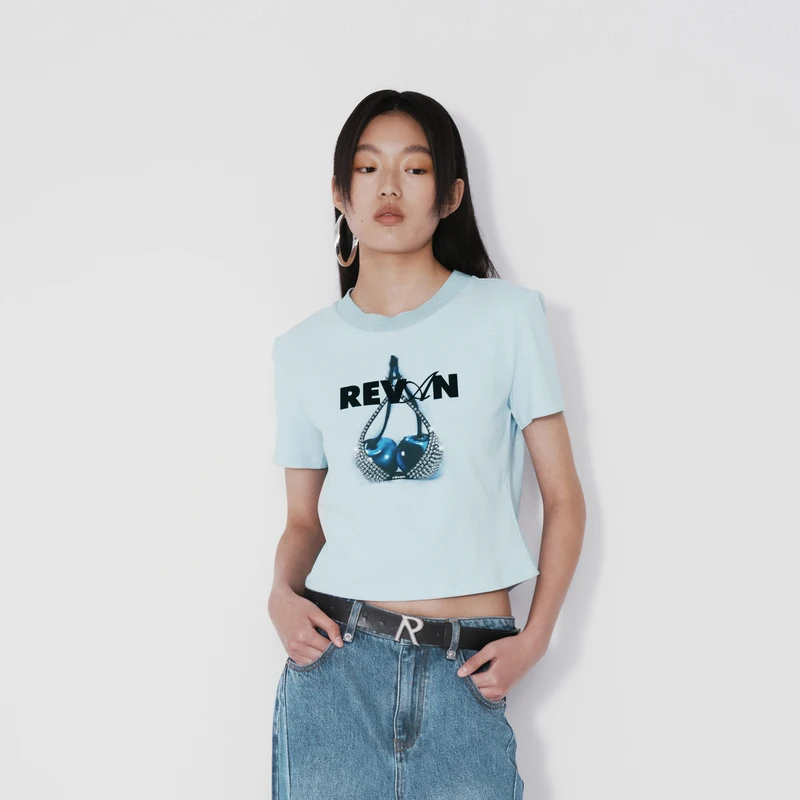 REVAN芮范秋季新品酷感蓝色樱桃图案T恤RM71001006