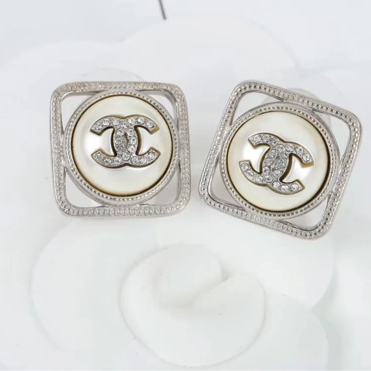 99新 Chanel/香奈儿 浮雕方块珍珠镶钻耳钉/火火