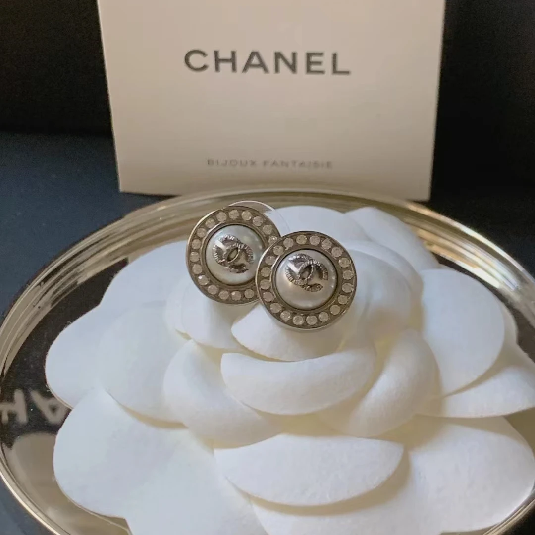 全新未使用 Chanel/香奈儿 盾牌边钻双C银色耳钉/香选