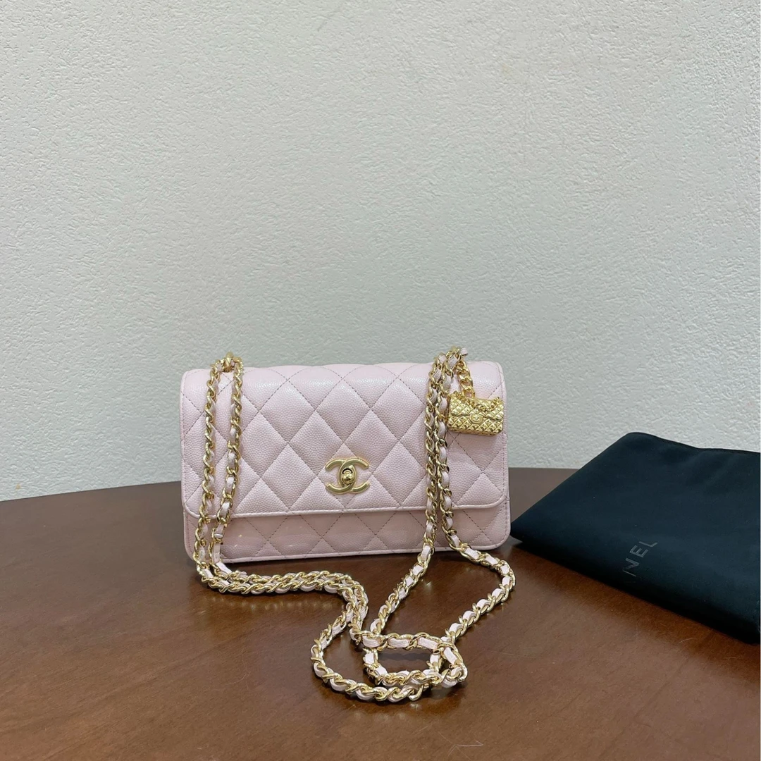 99新  一泽奢品/CHANEL/23S樱花粉风琴吊坠woc链条包/Z24012311