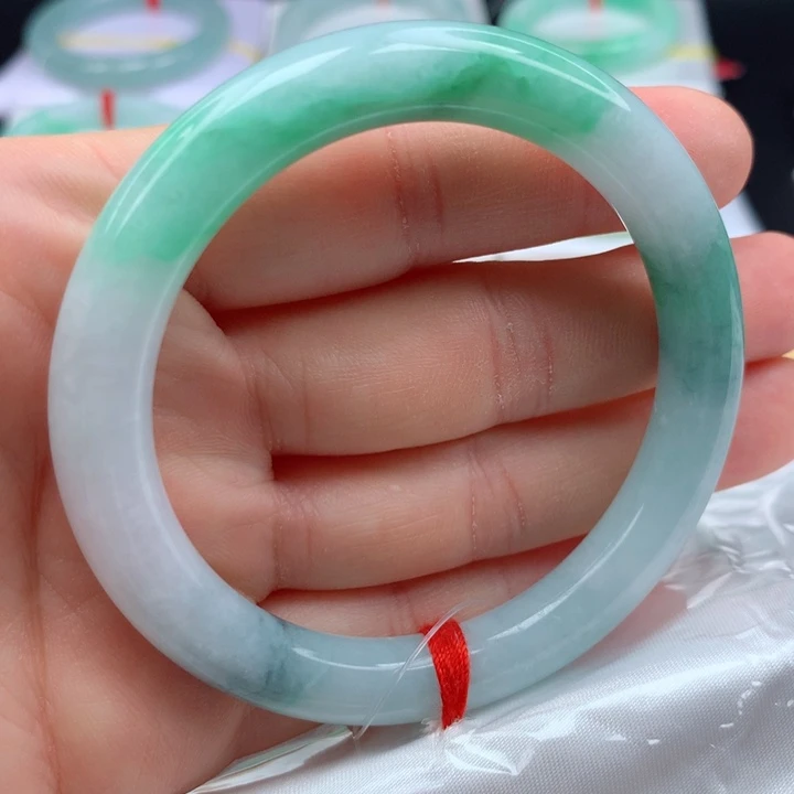 翡翠手镯未镶嵌54圈
