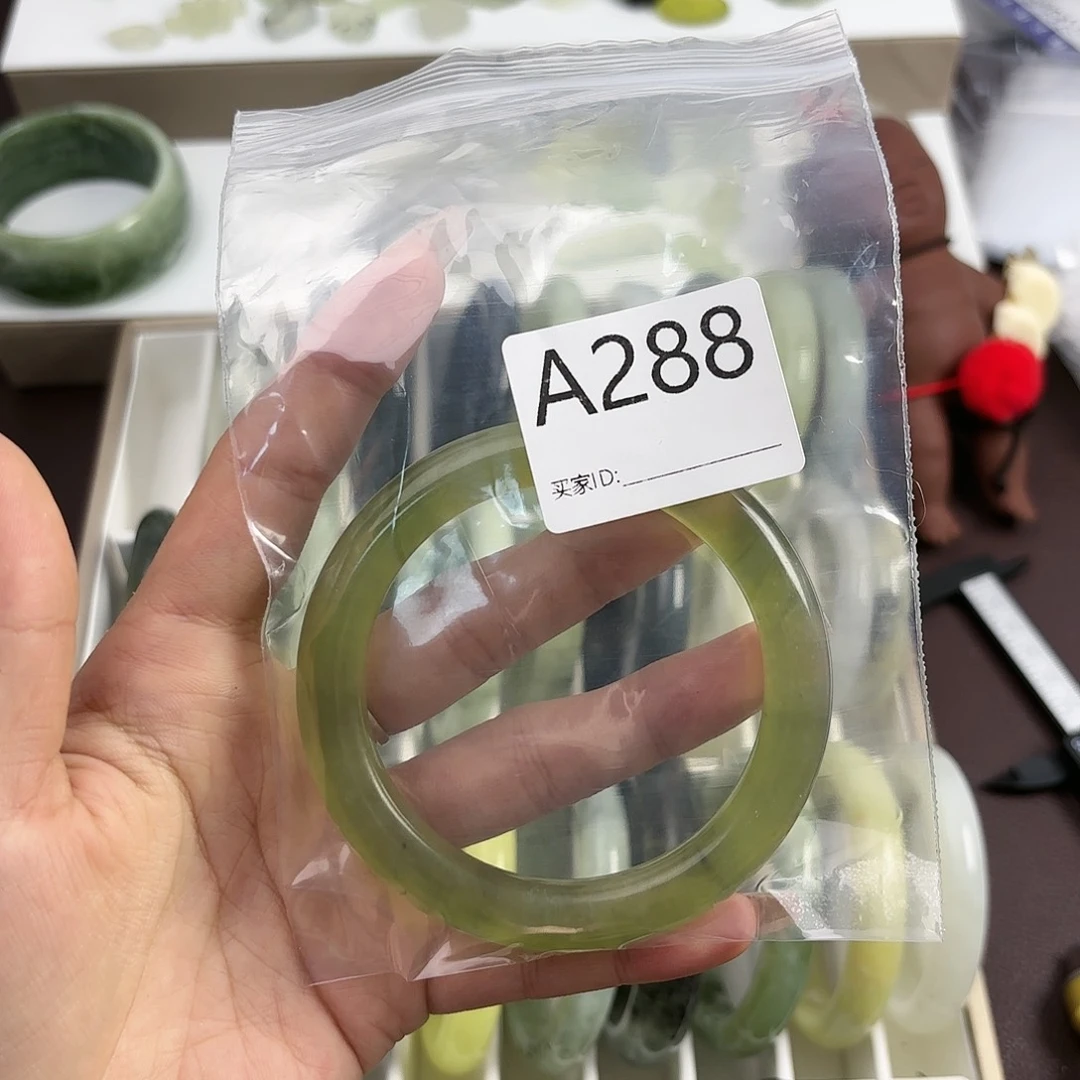 蛇纹石玉手镯未镶嵌蔡**、