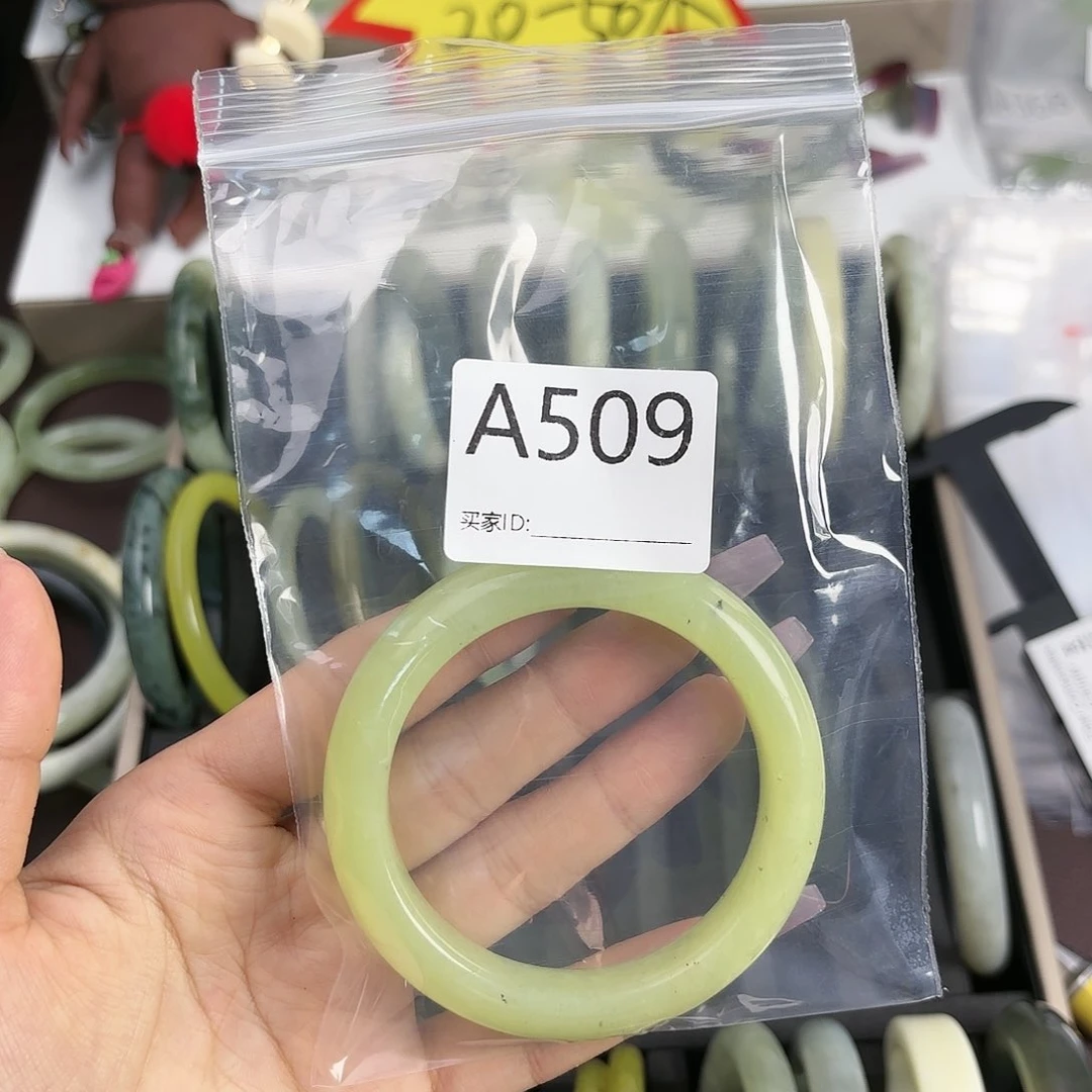 蛇纹石玉手镯未镶嵌小****?