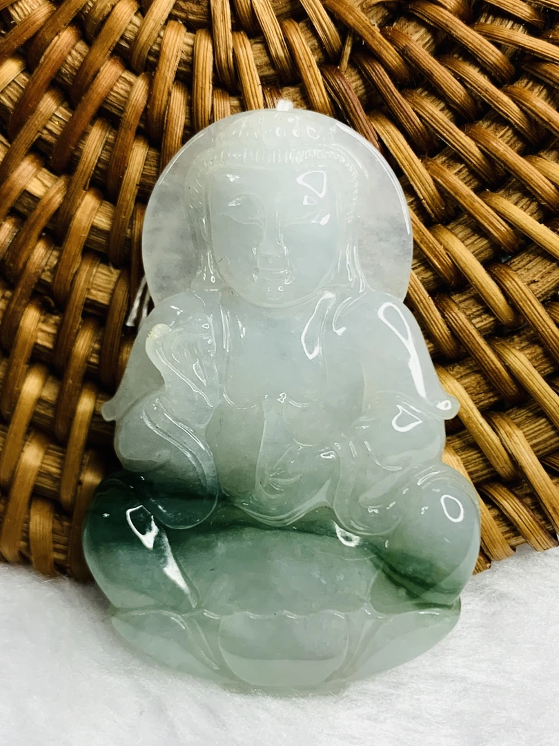 精雕俏色守护神A货翡翠正装观音，透光透手光感足，绿色绸带贯穿其