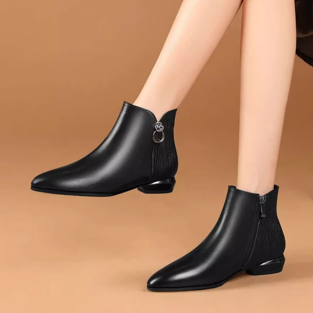 平底小短靴女尖头低跟2025新款春秋单靴踝靴真皮加绒粗跟大码女靴