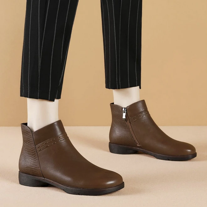 软底马丁靴女2025秋冬季新款靴子加绒粗跟平底鞋女圆头真皮小短靴