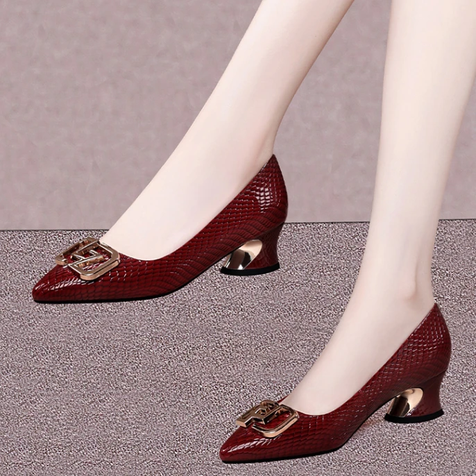 软皮中粗跟单鞋女2026春季新款红色浅口尖头洋气时尚方扣气质女鞋
