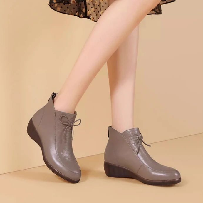 短靴女2025年秋冬季新款真皮女靴妈妈软底坡跟圆头粗跟靴子女加绒