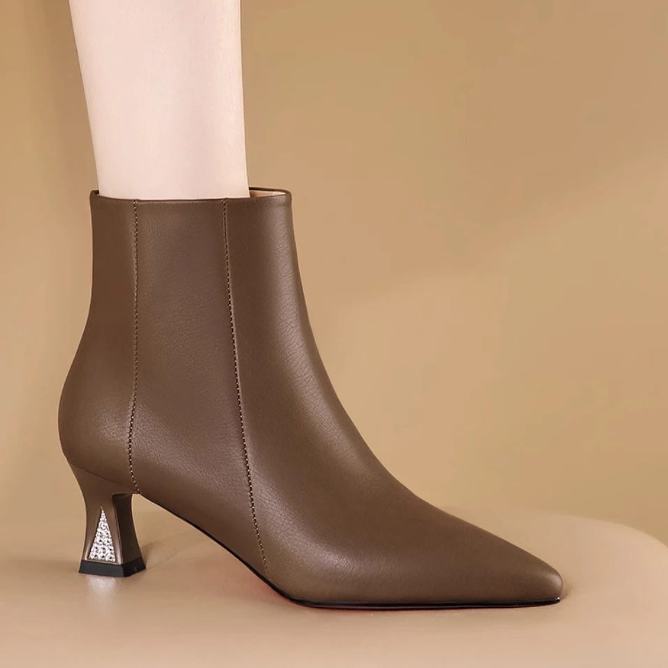 尖头短靴女粗跟2025冬季新款加绒牛皮中跟小靴子气质简约时尚踝靴