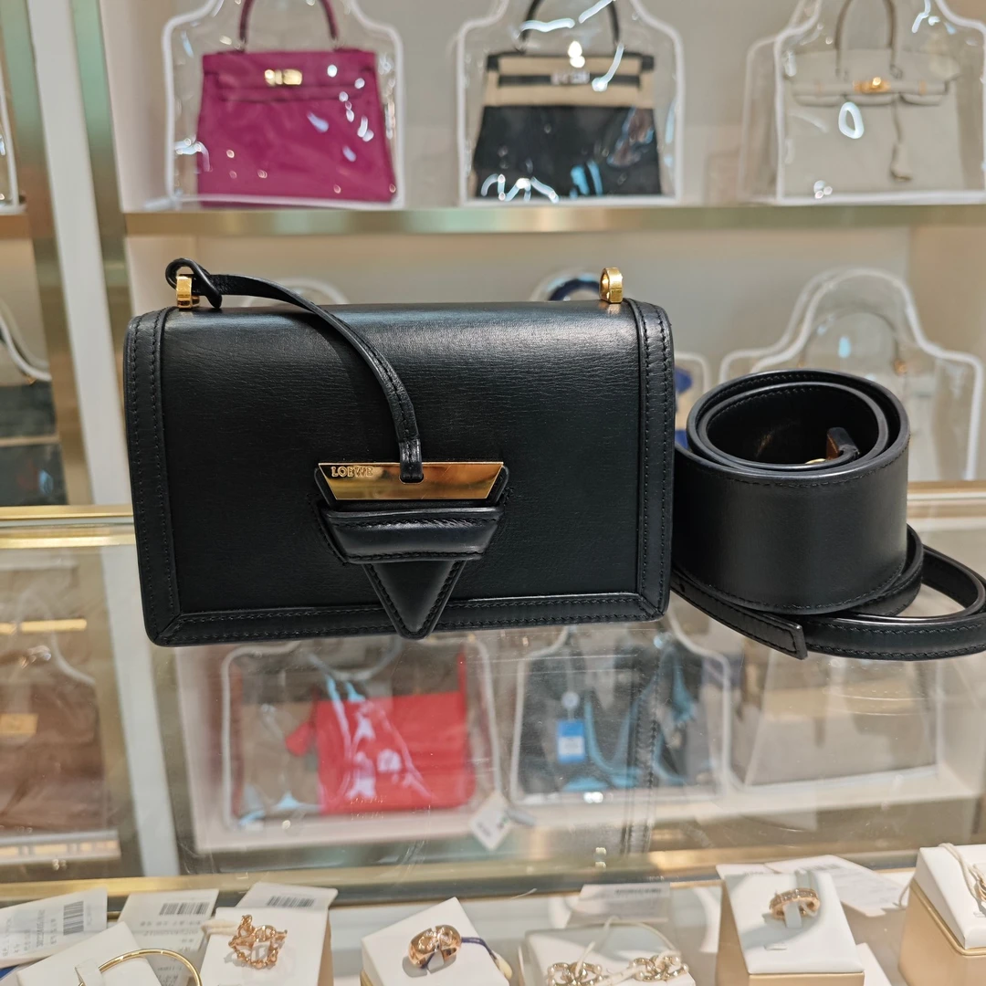 99新 LOEWE/罗意威 罗意威黑金巴塞罗那小号三角包 24296