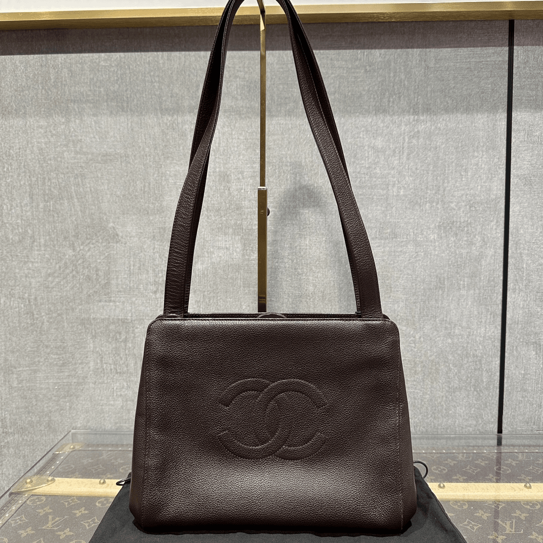 95新 Chanel/香奈儿 Kelly深棕色荔枝纹牛皮复古蛙扣单肩20258