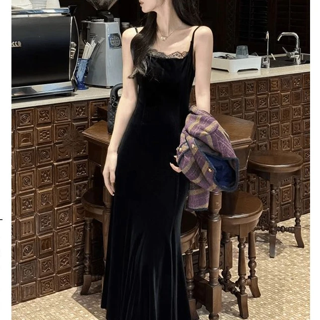 黑色丝绒吊带连衣裙女春秋季新款法式气质修身收腰显瘦打底长裙子