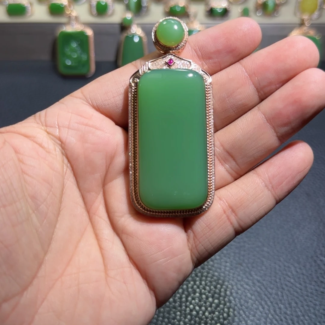 【闪购商品】和田玉（碧玉）挂件18K金镶嵌张*