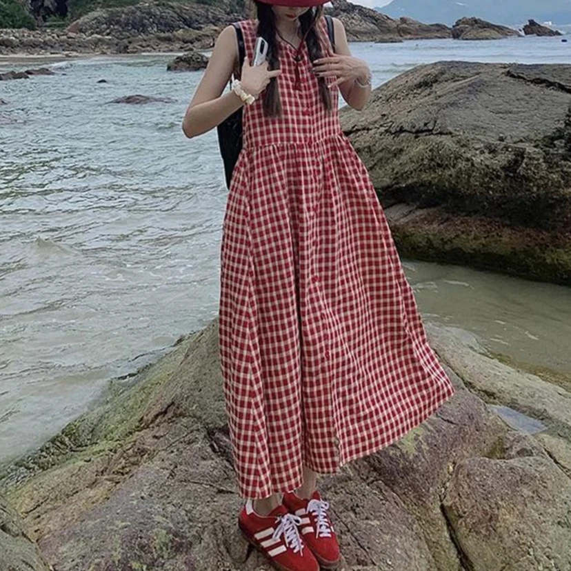 单排扣格纹连衣裙女夏季2025新款度假风气质收腰圆领无袖背心长裙