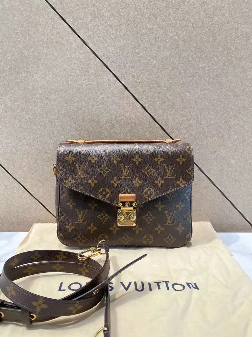 95新 LV 帝爵奢品/lv邮差斜跨包