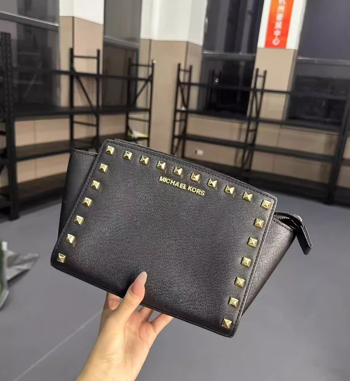 95新  MK 黑色铆钉蝙蝠包