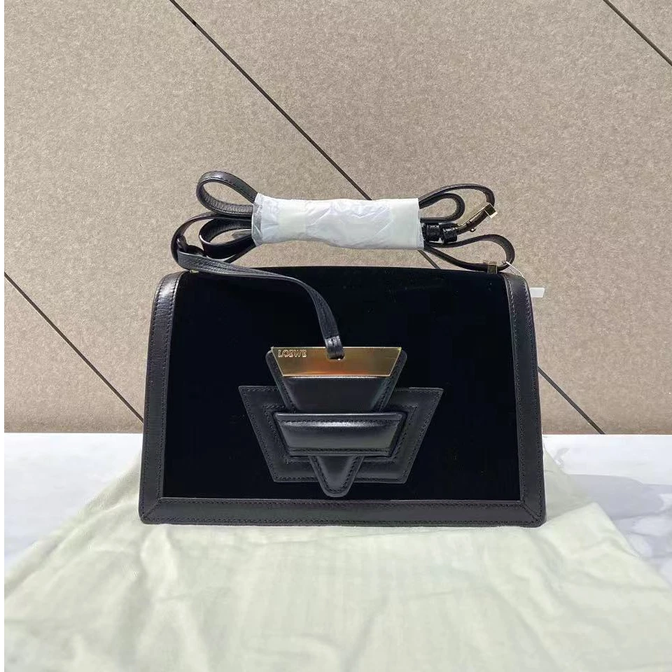95新 LOEWE/罗意威 帝爵奢品/95新/罗意威/黑色丝绒拼皮三角包