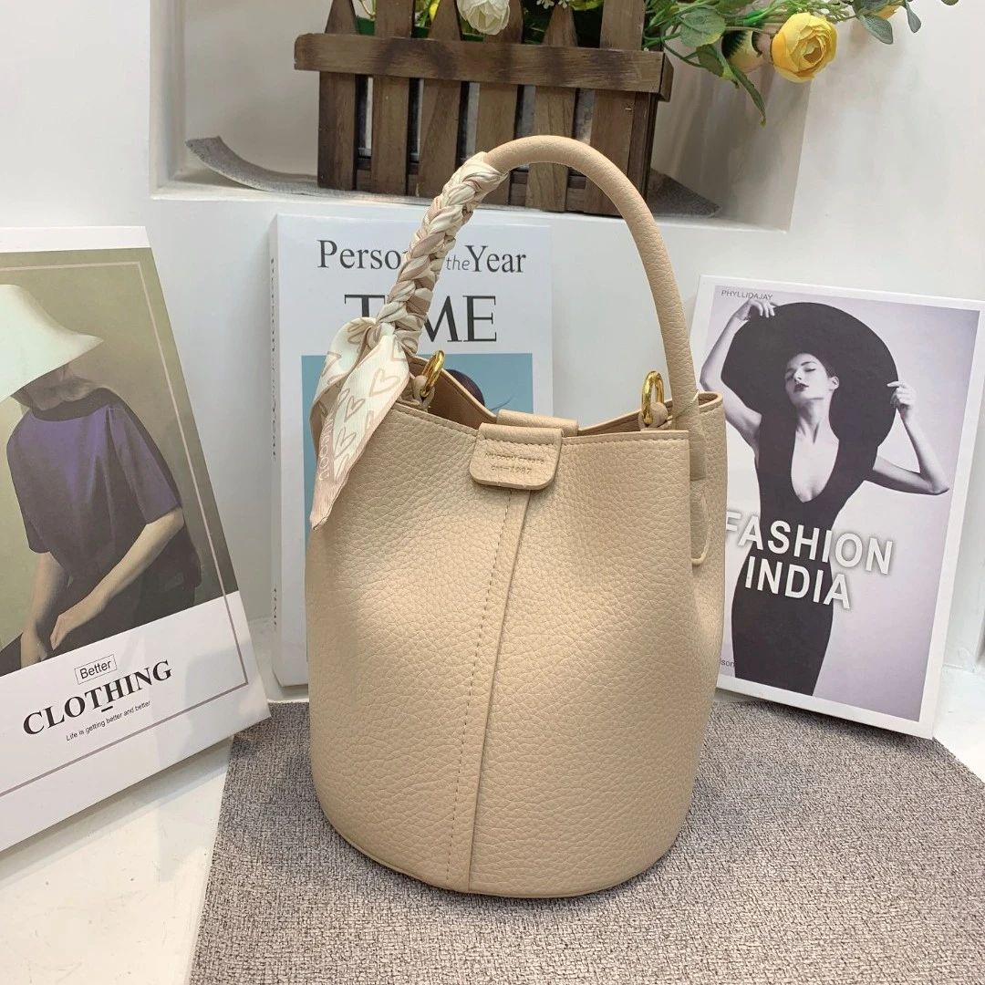 时尚轻奢纯色水桶包2025秋冬新品经典百搭简约手提手挽斜挎包女