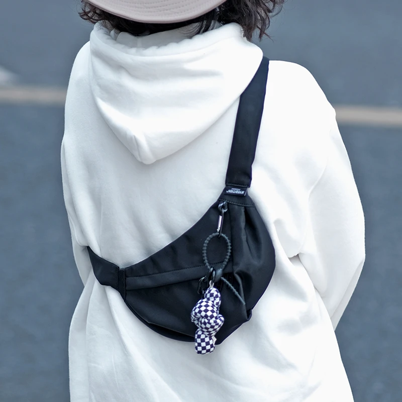 几何设计男款单肩斜挎包便携手机小挎包男女同款小号通勤饺子包