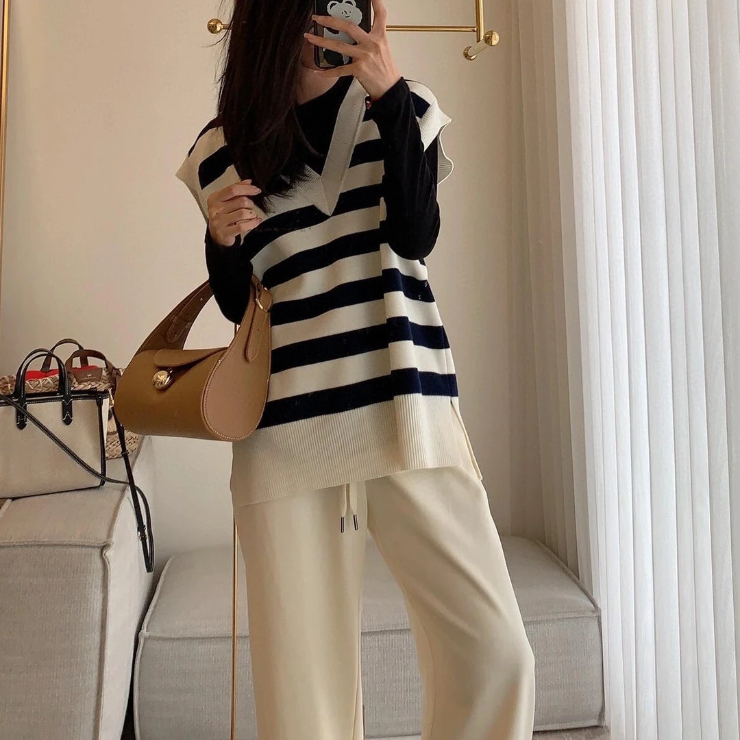 H.Chen-穿不腻的条纹 小he藏青白条纹宽松马甲背心