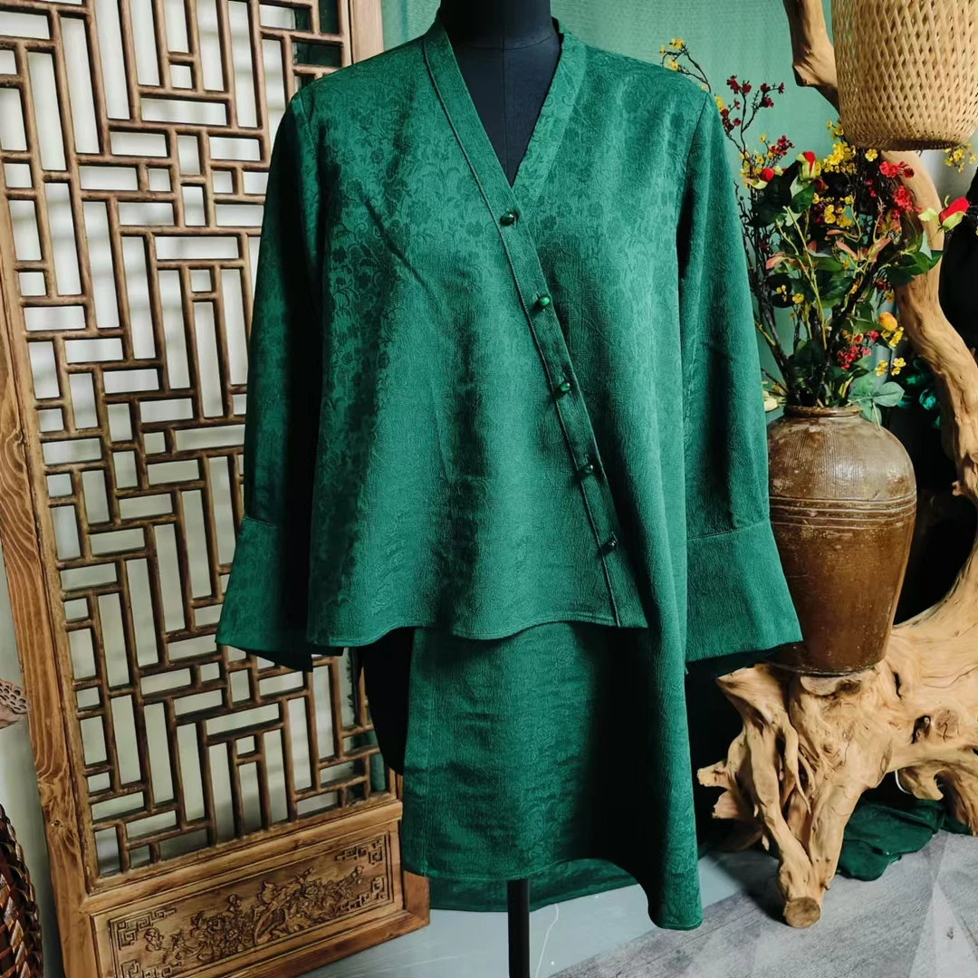 凤徕兮私人定制绿色暗纹V领斜纽扣不规则上衣（LS160-3）