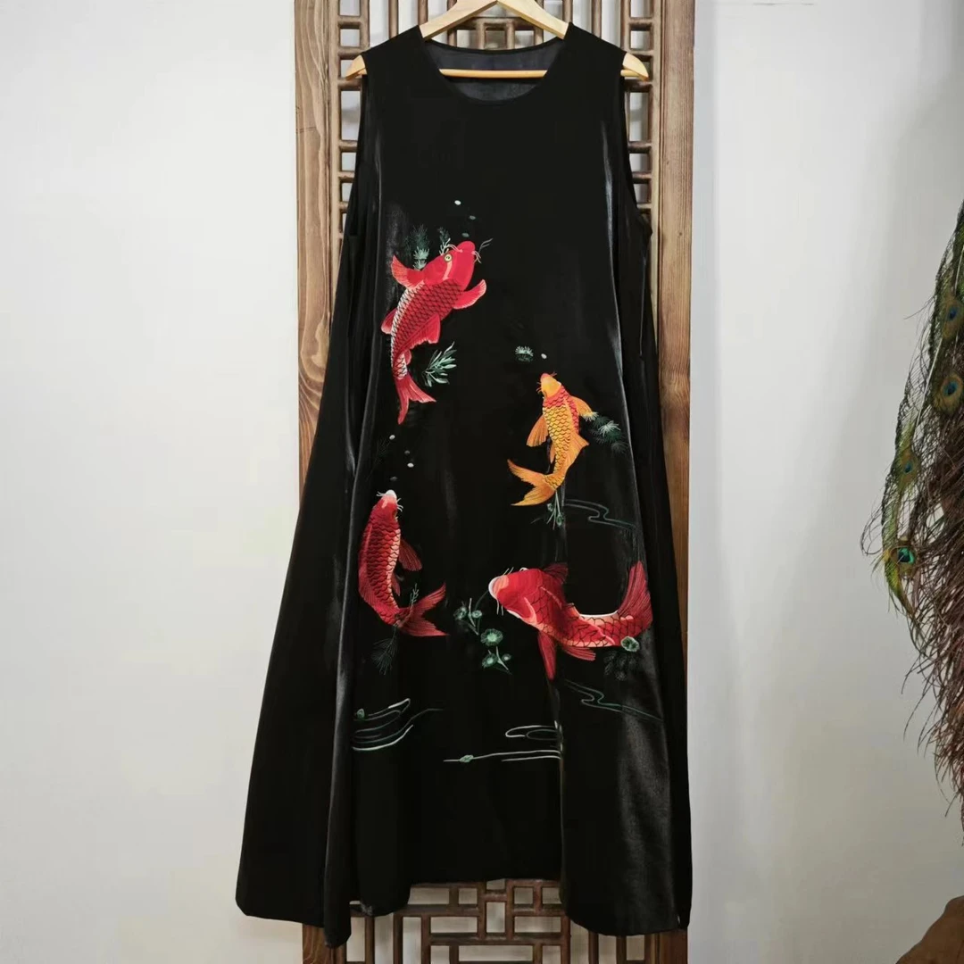 凤徕兮私人定制黑底鱼刺绣圆领连衣裙 LS322