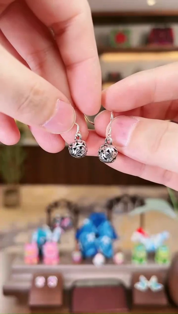 【闪购商品】银刺绣小绣球耳环