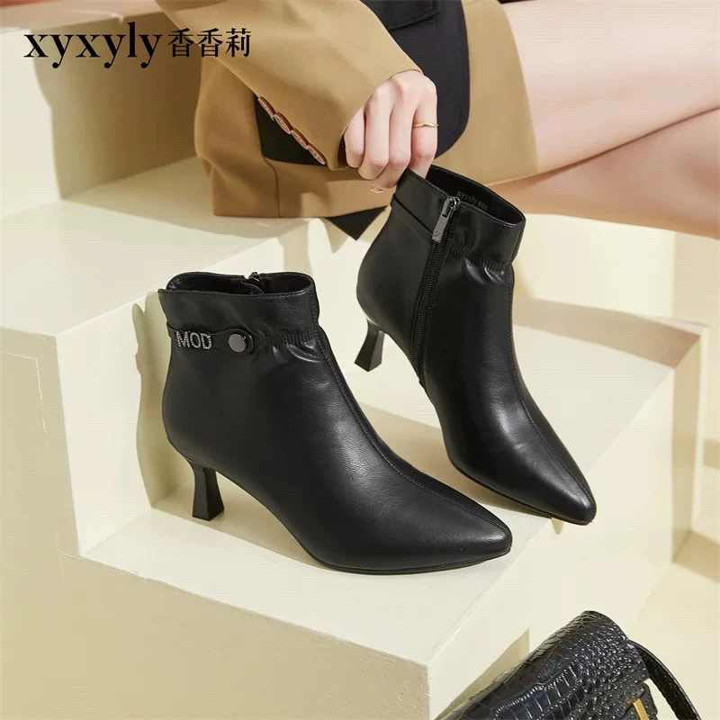 香香莉2024冬季短筒加绒高跟细跟尖头职业时尚漆皮女棉靴子M28307