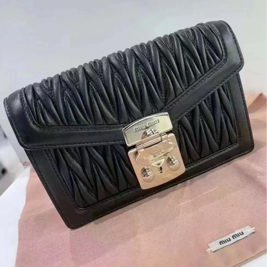 99新 MIU MIU/缪缪 黑黑精选P244276583 褶皱 22s 锁扣信封包