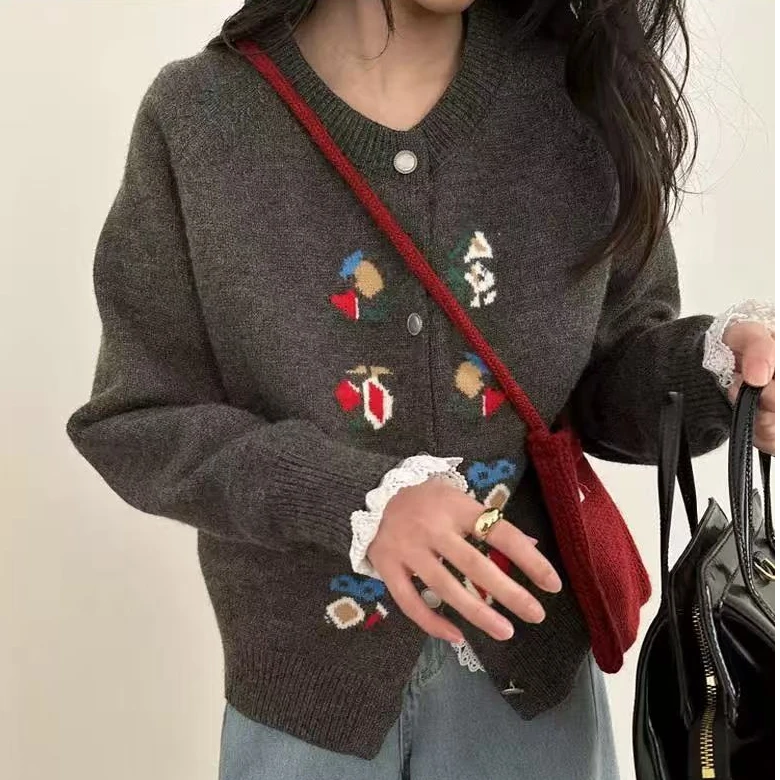 【新年特刊】羊毛浣熊绒混纺灰色毛衣秋冬女圣诞图案单排扣开衫毛衫