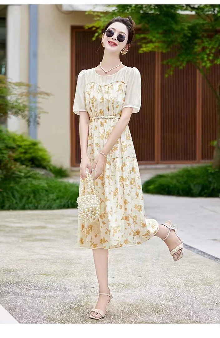 8818款米色底小花图案连衣裙个别微瑕