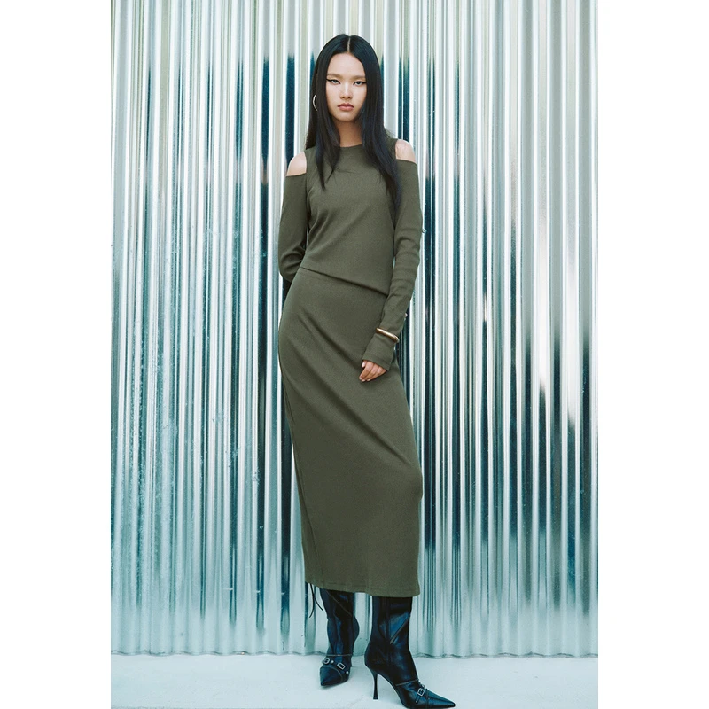 UR春季新款女装气质收腰肩部镂空后开叉针织连衣裙UWJ740001