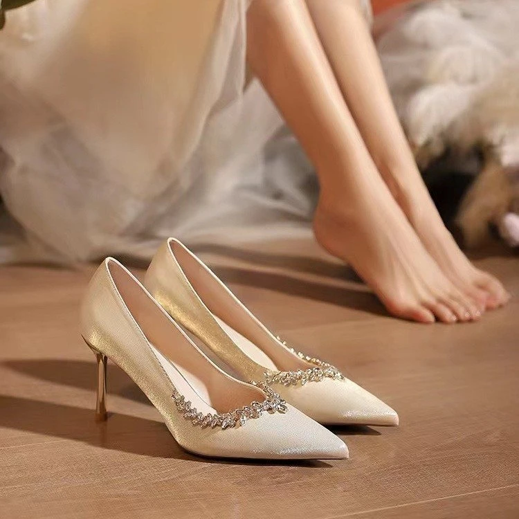 绝美婚鞋女2025新款主婚纱秀禾两穿新娘鞋法式细跟水钻尖头高跟鞋