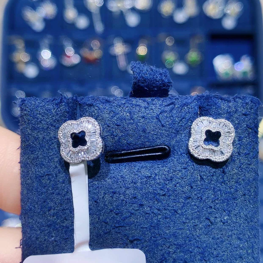 【闪购商品】钻石耳饰18K金镶嵌耳钉