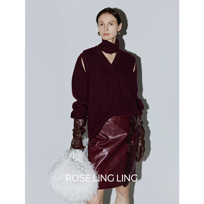 Roselingling可脱卸围脖设计高阶性感露肤剪裁厚实粗针深V领毛衣