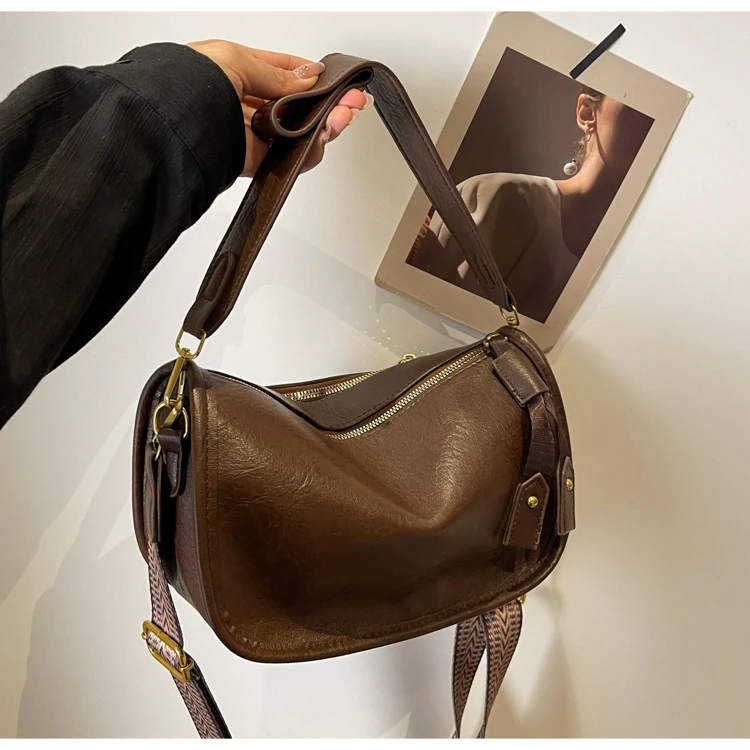 高级质感复古包包女包2023新款秋冬通勤单肩包百搭宽带斜跨枕头包