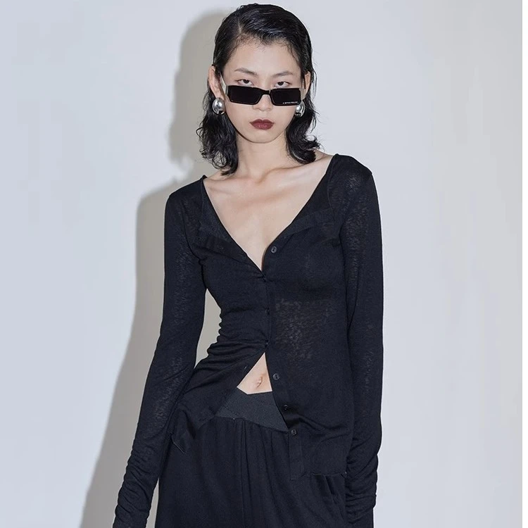 ourhour 原创设计微透V领薄款开衫T恤女秋修身显瘦黑色打底衫上衣