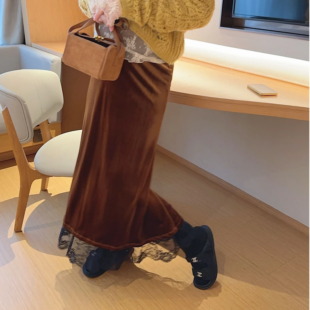 智英欧尼【丝绒咖色蕾丝半身裙松紧腰蕾丝拼接秋冬新款中长款】